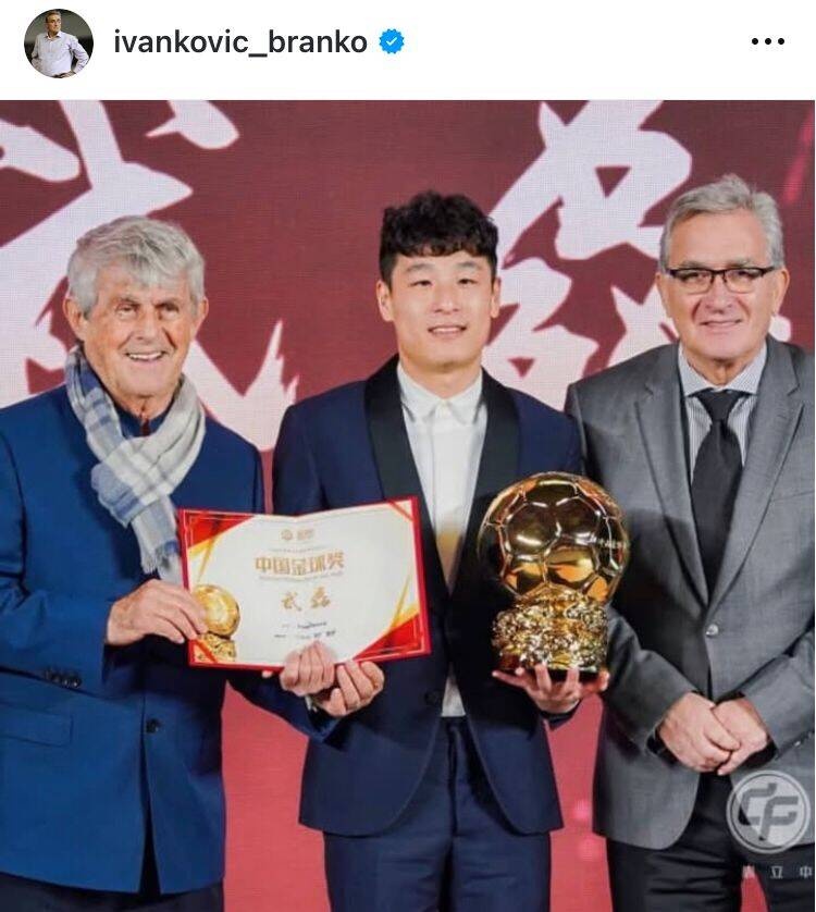  出席中國金球獎頒獎儀式，伊萬曬與武磊、米盧同框照片