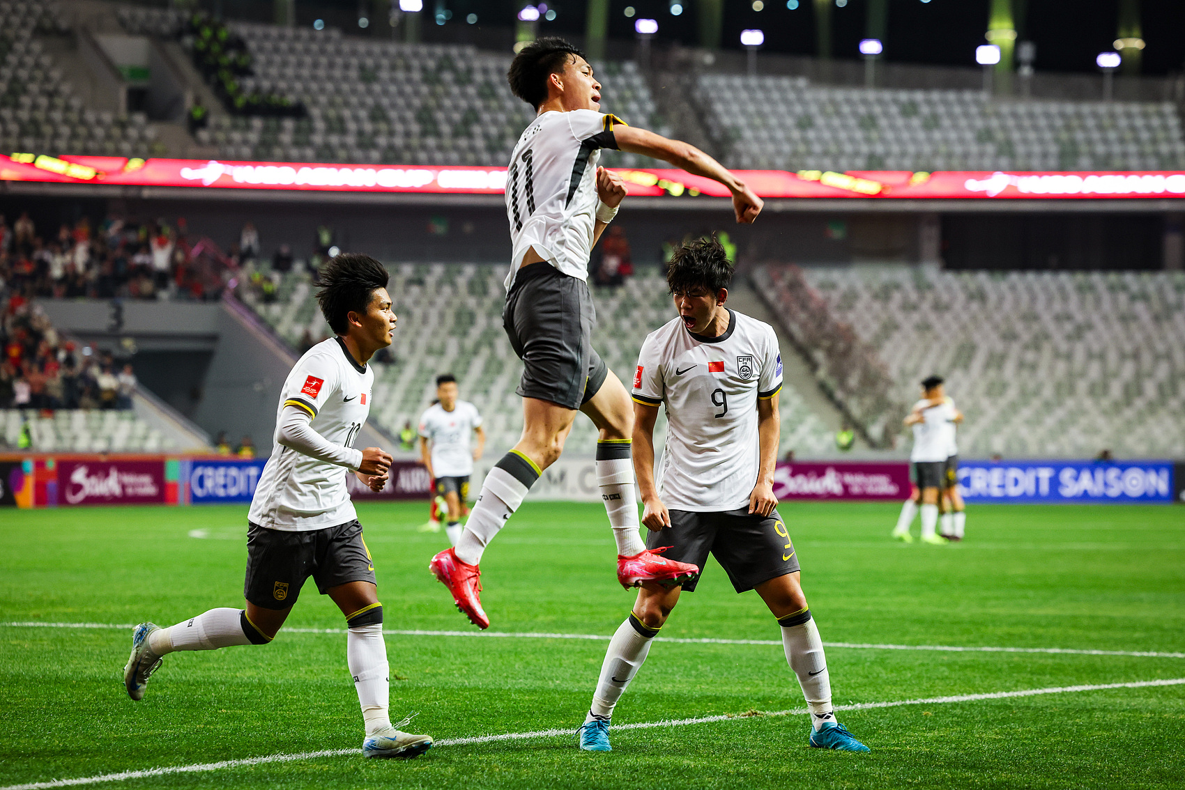  全面壓制！國青半場控球率高達(dá)7成，射門比9-3，造對方3張黃牌