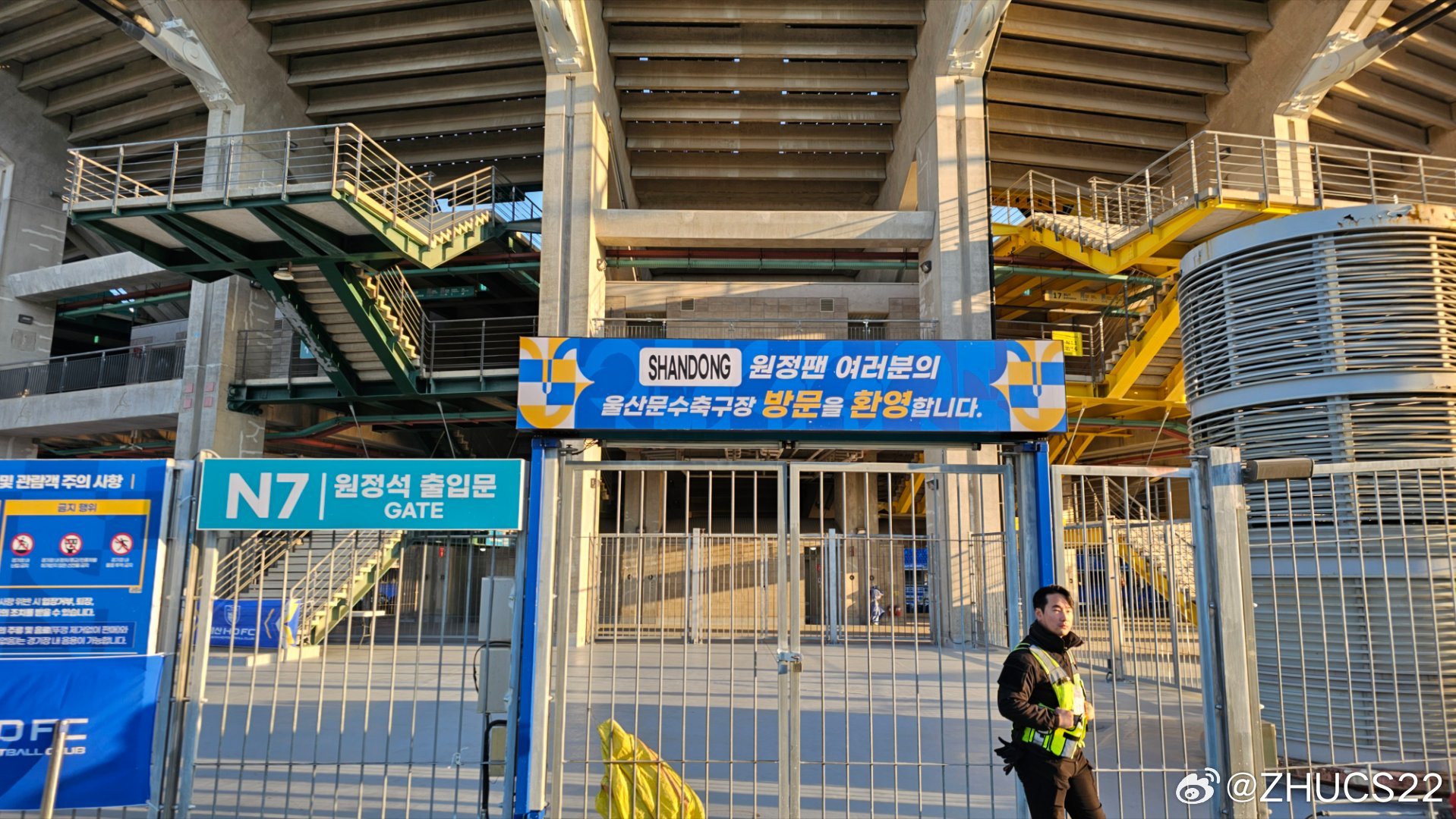  博主：蔚山現(xiàn)場(chǎng)工作人員、轉(zhuǎn)播車、安保在準(zhǔn)備撤場(chǎng)，場(chǎng)外一片安靜