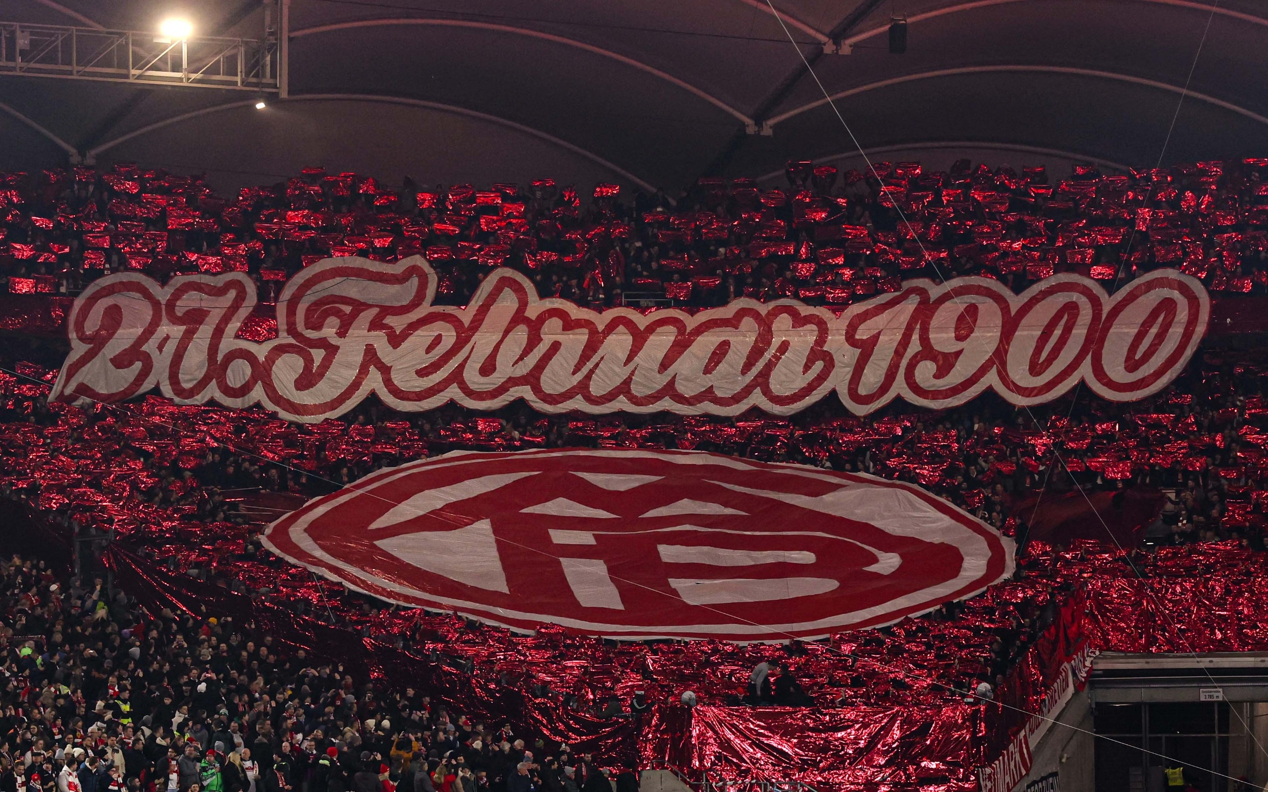  拜仁球迷在看臺展示TIFO，慶祝俱樂部成立125周年