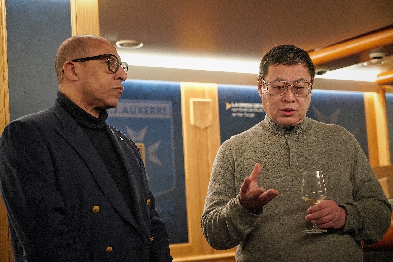  法國(guó)足協(xié)主席迪亞洛做客歐塞爾，并與董事會(huì)主席周云杰會(huì)晤