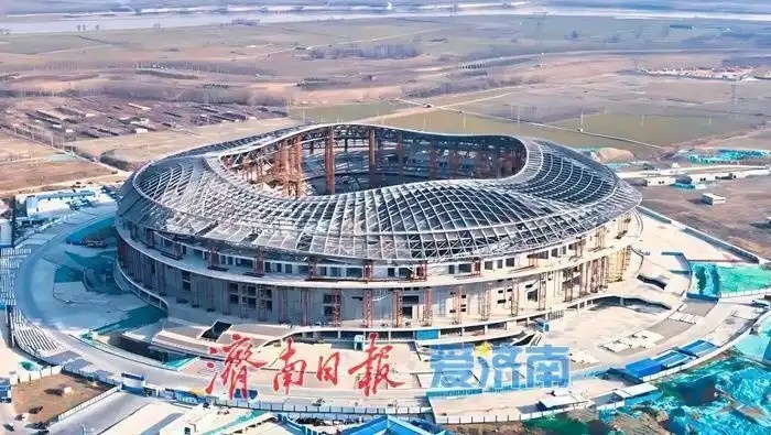  魯媒：戴上1.6萬(wàn)噸“鋼鐵巨冠”，黃河體育中心球場(chǎng)完成屋蓋施工