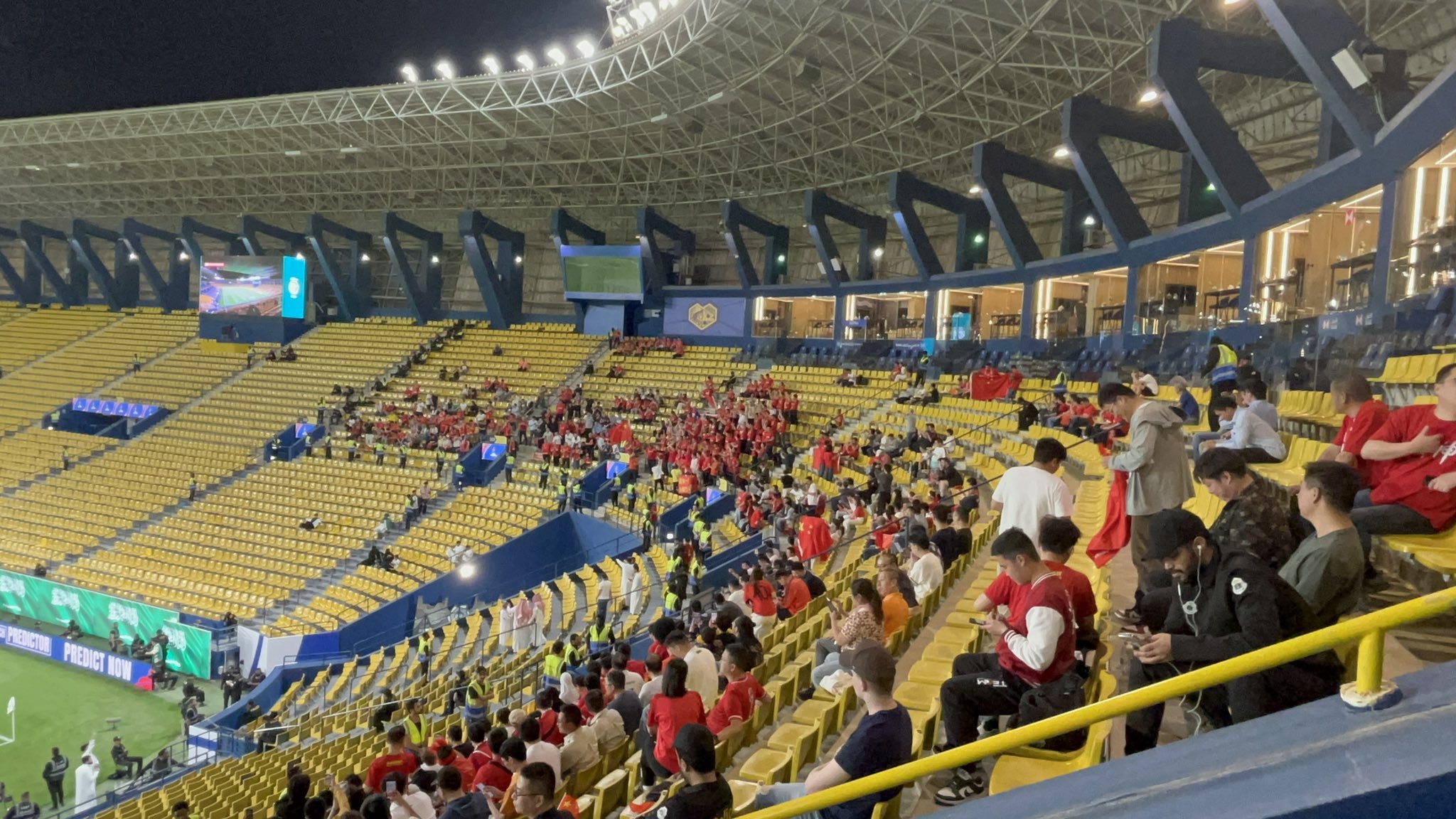  球票已售罄！中國球迷已經(jīng)入場，坐在球場上層沙特球迷區(qū)上方