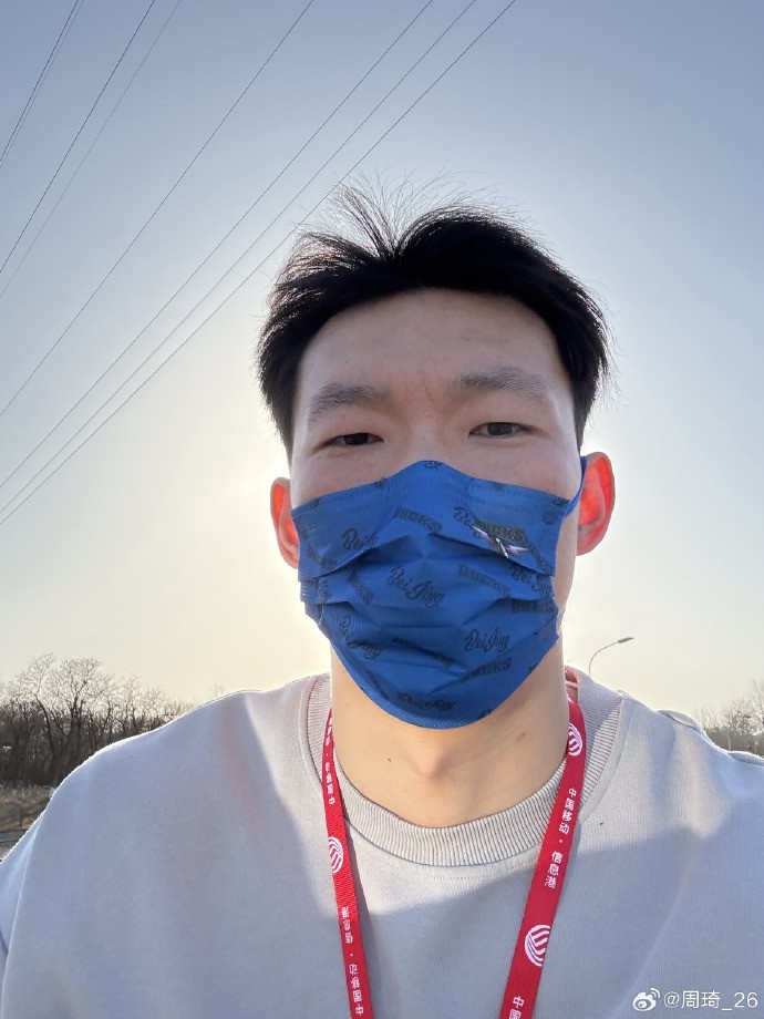  悠閑！周琦騎京牌電動車出行：太陽出來了 開京牌兜兜風(fēng)！