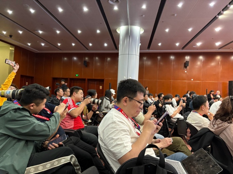  萬眾矚目！記者擠滿國足賽前新聞發(fā)布廳，賽場記者預計超300人