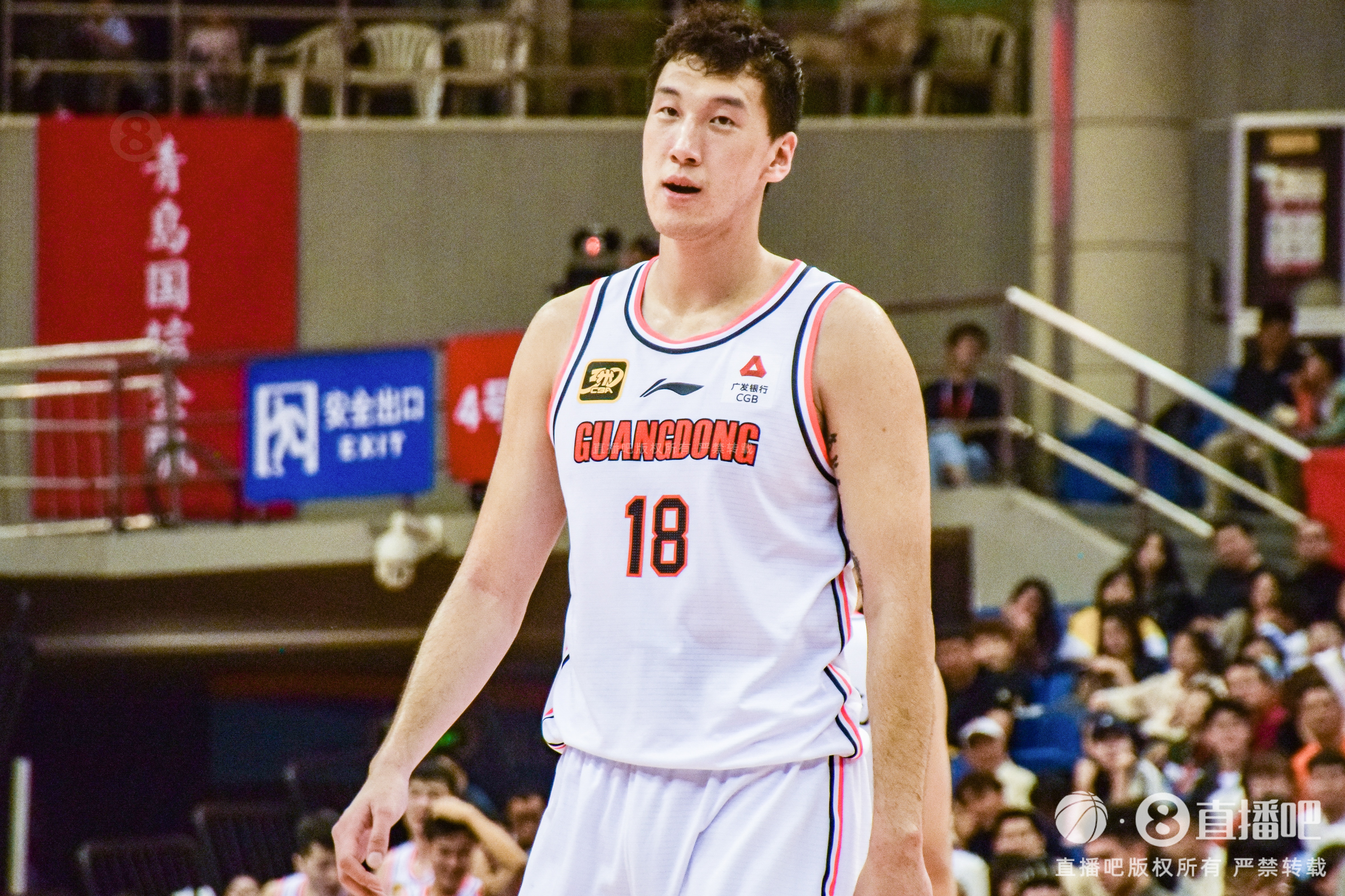  神射手！杜潤旺上半場三分5中4得到12分1板1助1斷