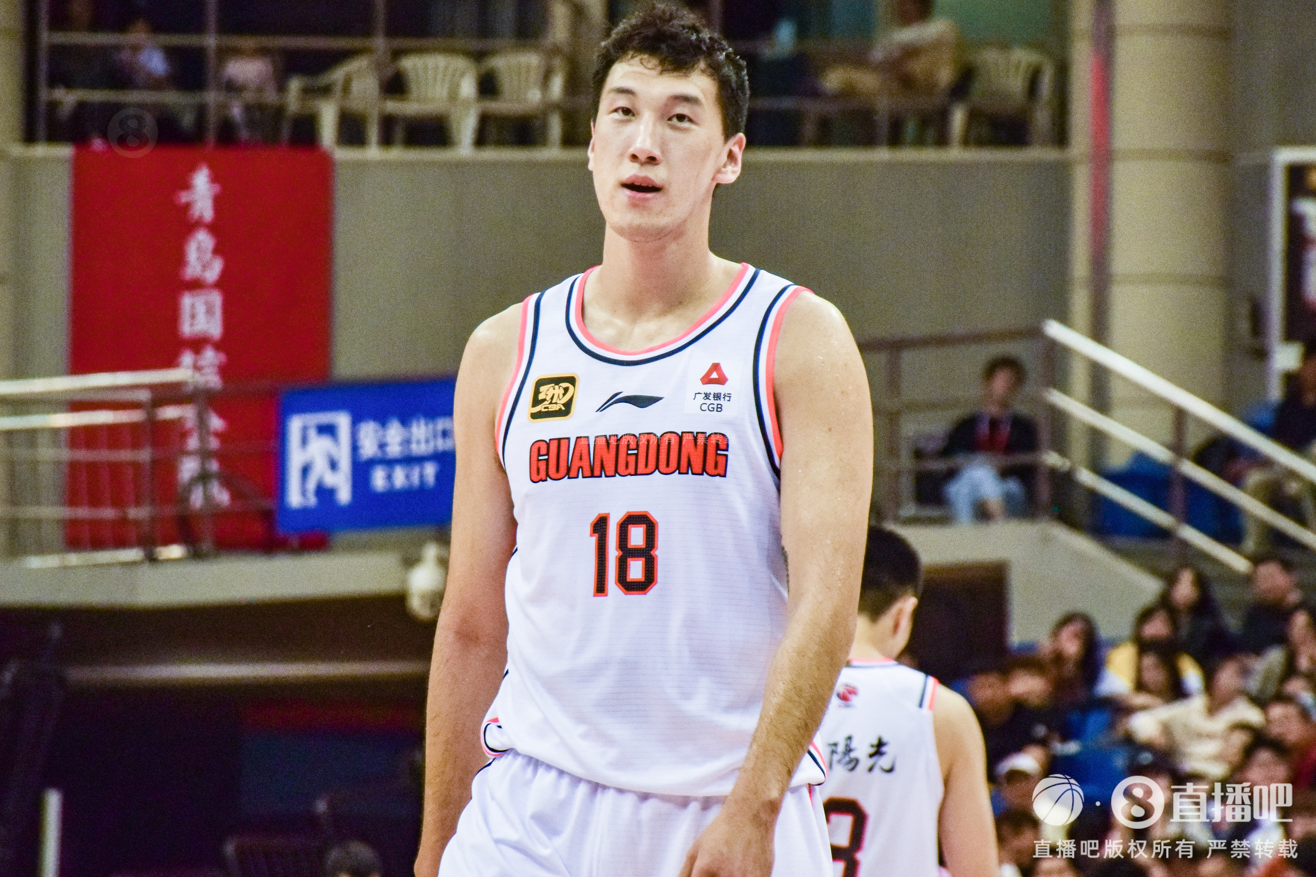  高炮臺發(fā)威！杜潤旺半場6中5拿到13分2斷1帽 三分3中3