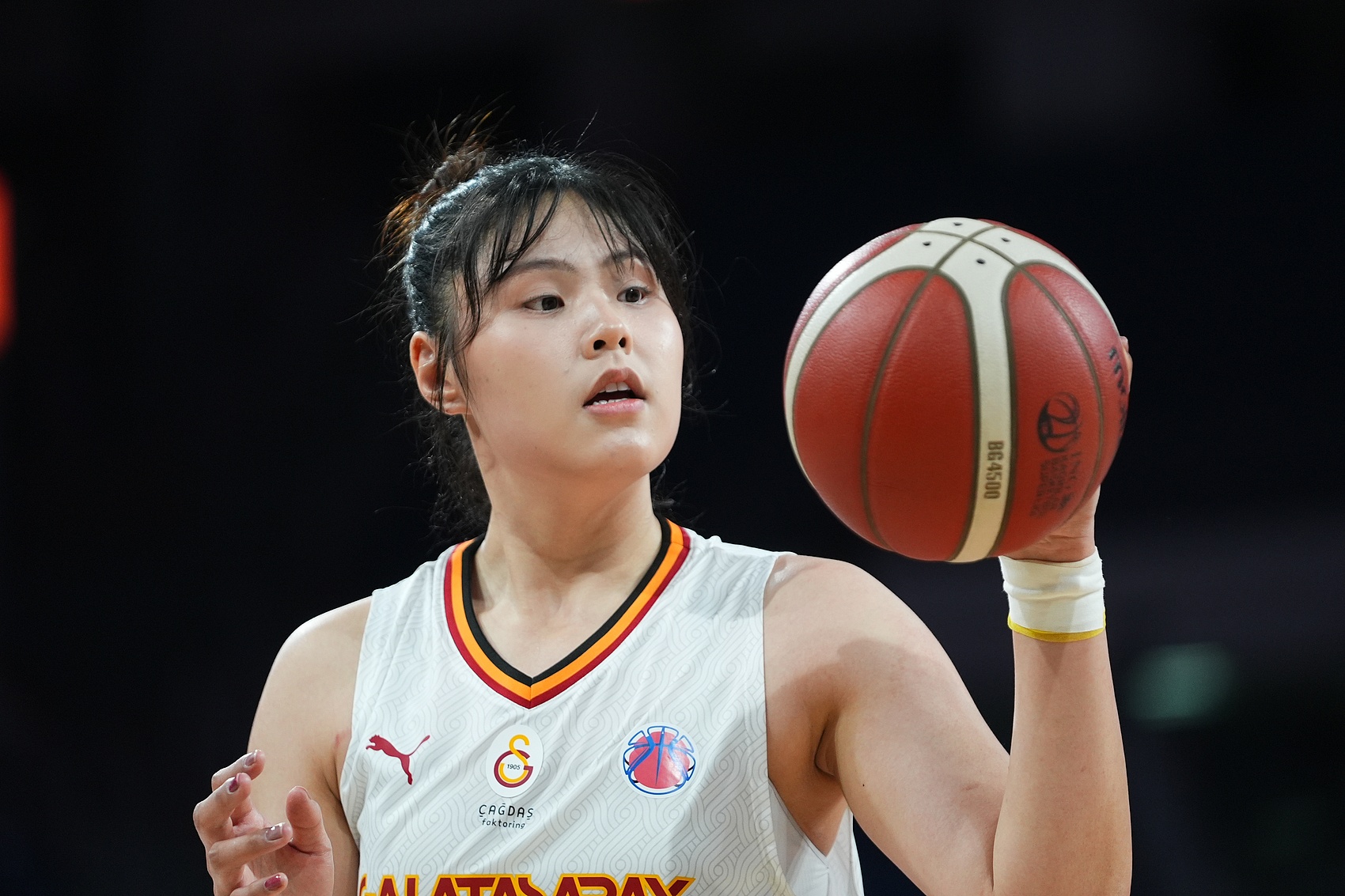  穩(wěn)定高效！李月汝9中6得到18分10板1助2斷1帽 罰球6中6
