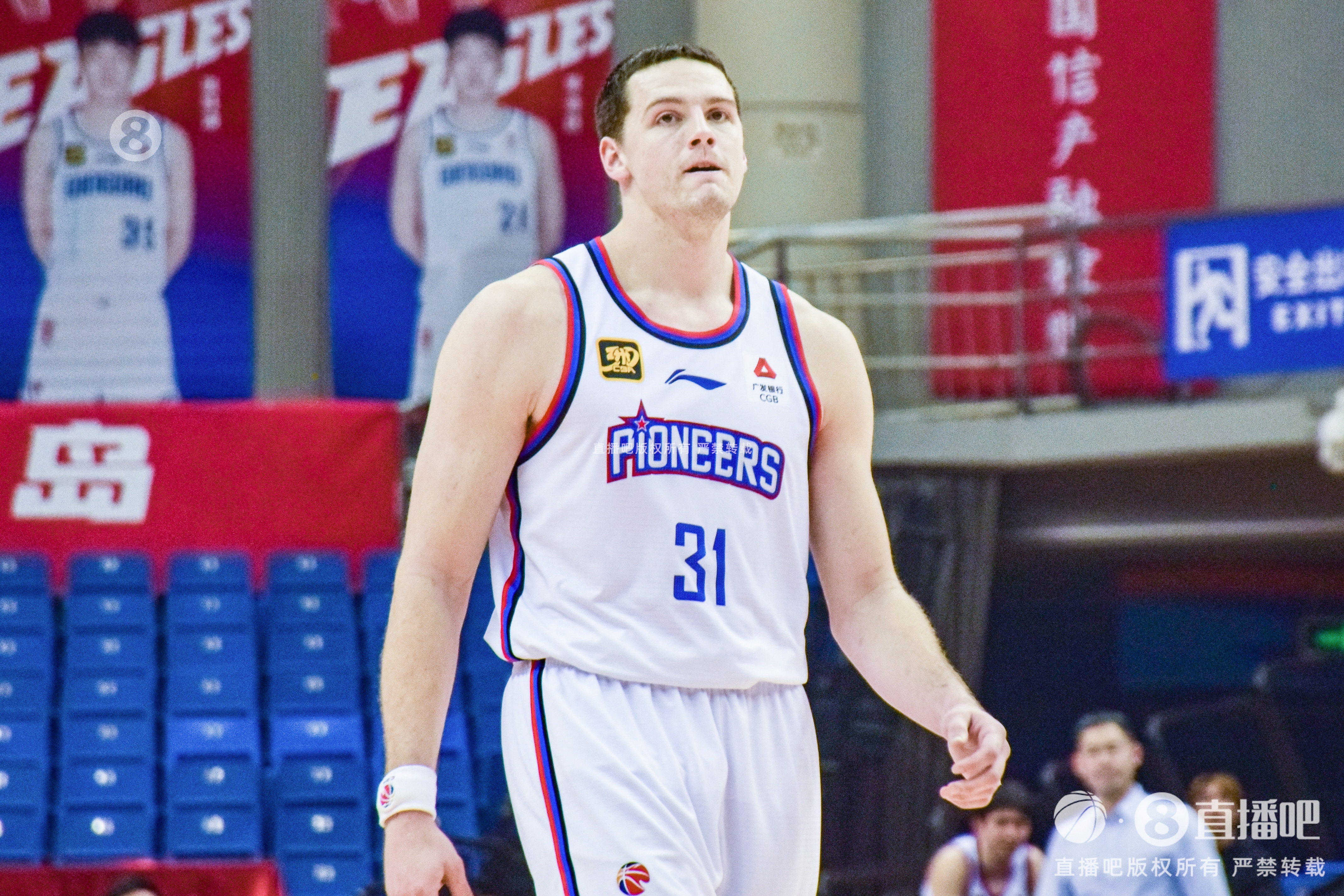  手感來遲了！大衛(wèi)-詹姆斯19中7&三分10中4拿到18分15籃板