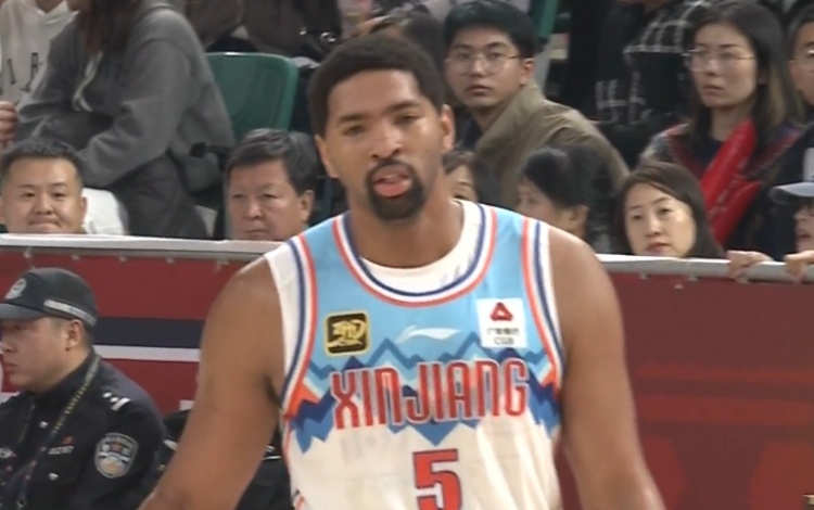  狀態(tài)出色！勞森首節(jié)打滿(mǎn)10分鐘5中4高效拿到11分2板1斷